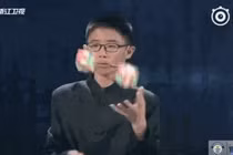 Video: Cậu bé lập kỷ lục vừa tung hứng vừa giải 3 khối rubik