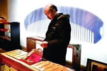 Thợ mộc đi bán lược gỗ chải tóc: Thu 360 tỷ/năm