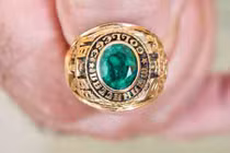 Rơi nhẫn trên bãi biển, 47 năm sau nhận lại theo cách khó ngờ