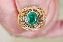 Rơi nhẫn trên bãi biển, 47 năm sau nhận lại theo cách khó ngờ