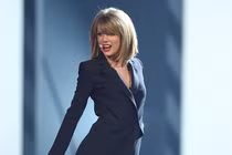 Những đôi chân được mua bảo hiểm hàng triệu USD của sao nữ