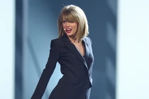 Những đôi chân được mua bảo hiểm hàng triệu USD của sao nữ