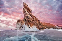 Ngỡ ngàng trước vẻ đẹp siêu thực của hồ sâu nhất thế giới 