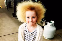 Kỳ lạ bé gái 8 tuổi có mái tóc "dựng đứng" giống Albert Einstein