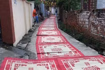 Đám cưới trải toàn chiếu hoa từ nhà ra ngõ gây náo loạn MXH