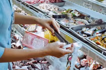 Những đồ ăn trong siêu thị, không đảm bảo vệ sinh chớ dại mua