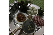 Vợ chồng trẻ "náo loạn" mạng xã hội với ảnh "bữa nhậu ấm cúng"