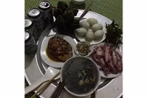 Vợ chồng trẻ "náo loạn" mạng xã hội với ảnh "bữa nhậu ấm cúng"