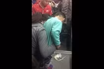 Bà mẹ ngang nhiên cho con trai đi tiểu trên xe buýt đông đúc