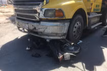 Video: Container nuốt trọn xe máy vào gầm, 2 vợ chồng nguy kịch