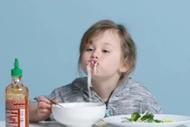 Video: Trẻ em Mỹ hốt hoảng khi ngửi bánh pía sầu riêng, thích mê phở Việt