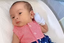 Không còn quấn khăn tã, con gái Võ Hạ Trâm "lên đồ" cực yêu!