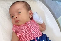 Không còn quấn khăn tã, con gái Võ Hạ Trâm "lên đồ" cực yêu!