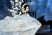 Show Victoria's Secret: Siêu mẫu Trung Quốc catwalk lỗi, ngã sõng soài