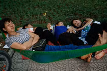 Lứa 9X cuối cùng đi thi, nhớ cảnh phụ huynh vạ vật giữa nắng gắt