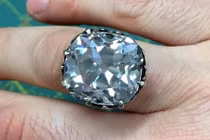 Mua chiếc nhẫn cũ 33 năm trước, bất ngờ bán được triệu đô