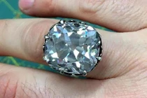 Mua chiếc nhẫn cũ 33 năm trước, bất ngờ bán được triệu đô