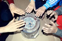 Đốt bếp than sưởi ấm, mẹ hai con tử vong vì nhiễm độc