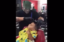 Video: Biện pháp giúp các nhóc tì ngồi im khi đi cắt tóc