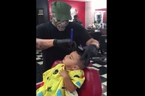 Video: Biện pháp giúp các nhóc tì ngồi im khi đi cắt tóc