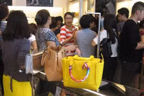 Thời trang "mỳ ăn liền" đổ bộ, chị em sang chảnh phát sốt