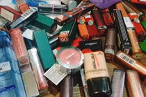 Chồng bức xúc bỏ nhà đi khi biết vợ mua sắm bạt mạng