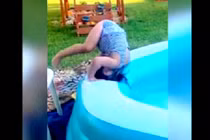 Video: Gặp tai nạn "dở khóc dở cười" nơi bể bơi