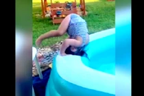 Video: Gặp tai nạn "dở khóc dở cười" nơi bể bơi