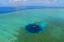 Khám phá hiện tượng "hố xanh" hiếm gặp tại vùng đất Al-Dhafra