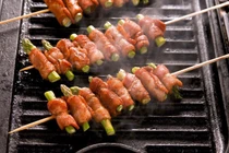 Video: Thịt xông khói cuộn măng tây hấp dẫn cho thực đơn tiệc nướng