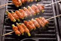 Video: Thịt xông khói cuộn măng tây hấp dẫn cho thực đơn tiệc nướng