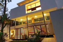 Căn biệt thự tuyệt đẹp gây sốt với "thác nước" tự tạo trước hiên nhà