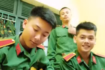 Video: 3 anh bộ đội cover “Cô gái 1m52” làm điên đảo các nàng nấm lùn