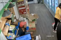 Video: Thanh niên dùng 'tiểu xảo' trộm 2 điện thoại nhanh như chớp