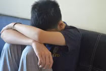 Video: Tâm sự bé trai bị kẻ lạ chích ma túy và lạm dụng tình dục