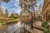 Ông lão dành 30 năm biến nhà cũ thành cung điện trăm tỉ