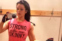 Cô gái trẻ nặng 1 tạ gây ngỡ ngàng khi "đá bay" 50kg mỡ