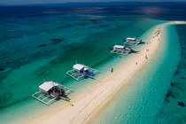 Video: Con đường cát chia đôi mặt biển đẹp ngoạn mục ở Philippines