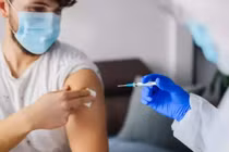 Vì sao không nên chà xát hoặc xoa bóp vùng da sau khi tiêm vaccine?