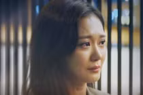 Nửa đêm, nghe tiếng cười khúc khích phát ra từ chiếc camera làm tôi hoảng sợ