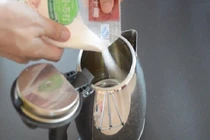 Cách làm sạch ấm siêu tốc trong nháy mắt bằng nguyên liệu lành tính