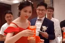 Cô dâu cao tay cứu chú rể thoát khỏi màn "gạ" rượu đáng sợ