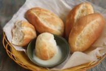 Bánh mì chấm sữa ai cũng thích nhưng ăn theo cách này chỉ hại thân