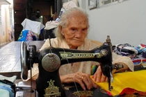 92 tuổi cần mẫn xin vải vụn may mền tặng người nghèo
