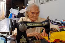 92 tuổi cần mẫn xin vải vụn may mền tặng người nghèo