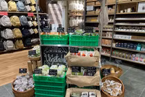 Tiệm bán hoa, hàng sửa điện thoại chuyển sang bán rau, bán cá