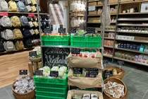 Tiệm bán hoa, hàng sửa điện thoại chuyển sang bán rau, bán cá