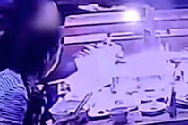 Video: Bỏ tóc bạn vào nồi lẩu để quỵt tiền