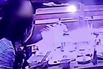 Video: Bỏ tóc bạn vào nồi lẩu để quỵt tiền