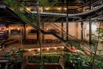 Quán cà phê có mặt tiền hình khối điêu khắc độc đáo